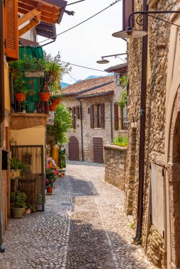 İtalya 'da Malcesine' de dar bir sokak