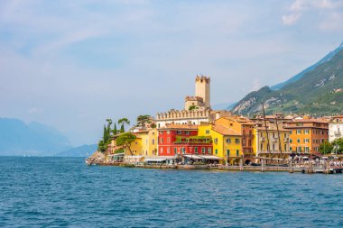 İtalya 'da Lago di Garda' da bulunan Malcesine 'in manzarası