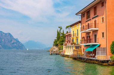 İtalya 'da Malcesine' de Lakeside gezinti güvertesi