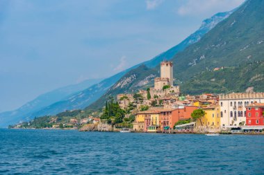 İtalya 'da Lago di Garda' da bulunan Malcesine 'in manzarası