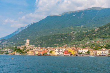İtalya 'da Lago di Garda' da bulunan Malcesine 'in manzarası