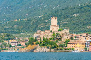 İtalya 'da Lago di Garda' da bulunan Malcesine 'in manzarası