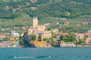 İtalya 'da Lago di Garda' da bulunan Malcesine 'in manzarası