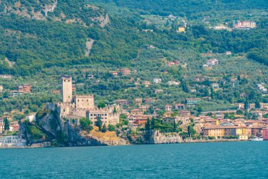İtalya 'da Lago di Garda' da bulunan Malcesine 'in manzarası