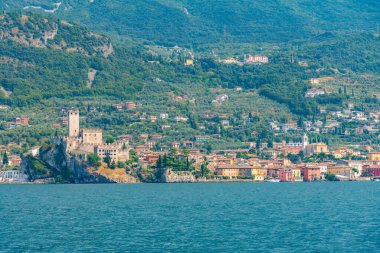 İtalya 'da Lago di Garda' da bulunan Malcesine 'in manzarası