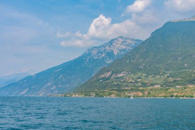 İtalya 'daki Lago di Garda' da kayalıklar