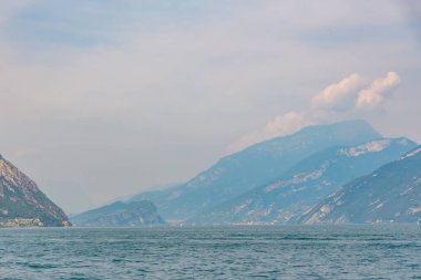 İtalya 'daki Lago di Garda' da kayalıklar