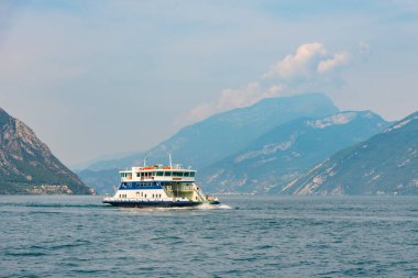 İtalya 'da vapur turu yapan lago di garda