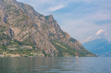 İtalya 'daki Lago di Garda' da kayalıklar
