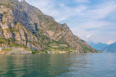 İtalya 'daki Limon Konsolosu Garda' da Lakeside gezinti güvertesi