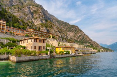 İtalya 'daki Limon Konsolosu Garda' da Lakeside gezinti güvertesi