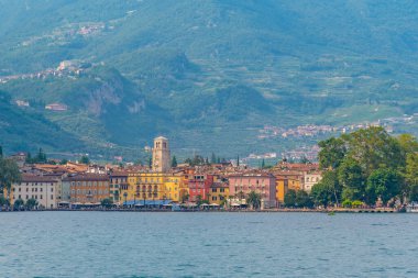 İtalya 'daki Riva del Garda' da Lakeside gezinti güvertesi