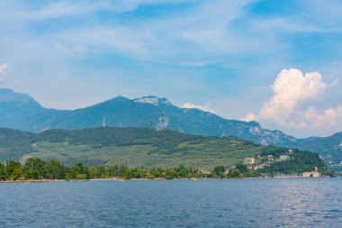 İtalya 'daki Lago di Garda' da kayalıklar