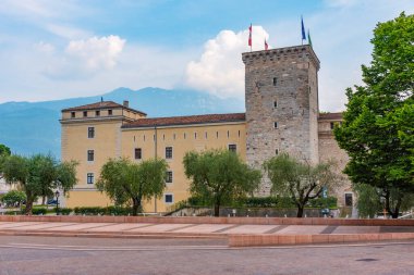 İtalya 'daki Riva del Garda kalesinde.
