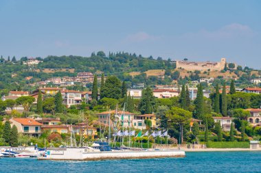 İtalya 'da Lago di Garda' da bulunan Padenghe Konsolosu Garda Marina 'da.