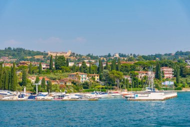 İtalya 'da Lago di Garda' da bulunan Padenghe Konsolosu Garda Marina 'da.