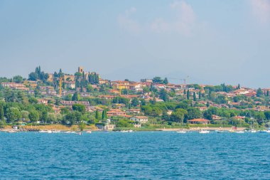 Moniga del Garda İtalya 'da Lago di Garda' da yer almaktadır.