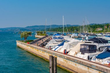 Moniga del Garda 'daki Marina İtalya' daki Lago di Garda 'da yer almaktadır.