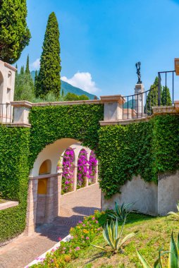 İtalya 'daki Gardone Riviera' daki Vittoriale degli italiani sarayına giden yol.