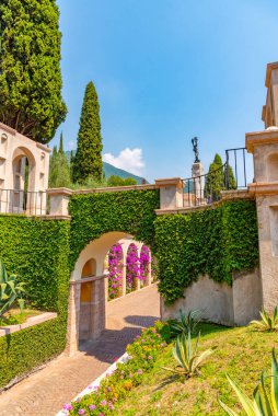 İtalya 'daki Gardone Riviera' daki Vittoriale degli italiani sarayına giden yol.
