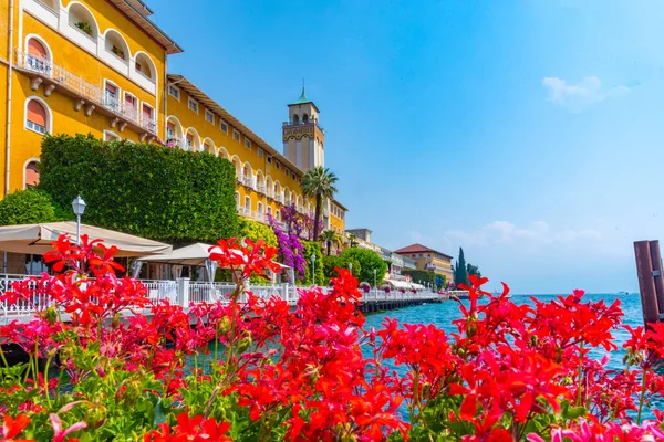 Gardone Riviera Behined Flowers Italy — стокове фото