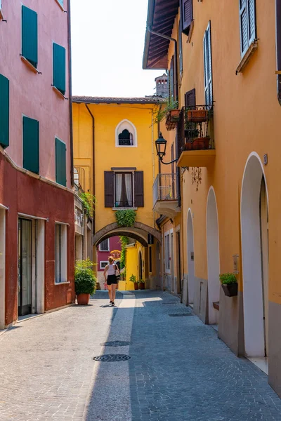 イタリアのガルドーネ リビエラにある狭い通り — ストック写真
