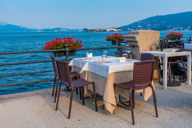 İtalya 'da lago maggiore manzaralı bir restoranda boş masalar.
