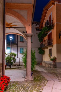 Isola Superiore dei pescatori 'nin lago Maggiore, İtalya' daki boş sokaklarının gece görüşü