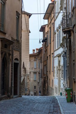 İtalya 'nın Bergamo kentindeki eski bir caddenin manzarası