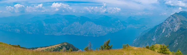 Vista Nuvolosa Del Lago Garda Dal Monte Baldo Italia — Foto Stock