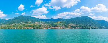 Sulzano Ital 'daki Monte Isola' dan izledi