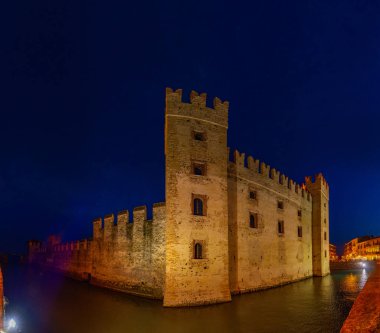 Ital 'daki Lago di Garda Sirmione kalesinin gece manzarası.