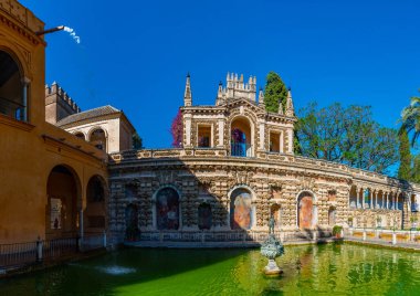 Spai 'deki gerçek Alcazar de Sevilla çeşmesinde.