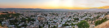 Alhambra Sarayı ve Granada, Spai 'deki El Salvador Kilisesi' nin gün batımı manzarası