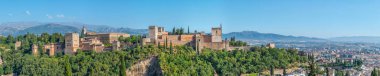 Güneşli bir günde Alhambra Panoraması, Granada, Spai