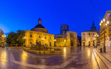 Valencia, Spai 'deki Plaza de la Virgen' in gece manzarası