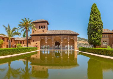 El Partal ve Torre de las Damas Granada, Spai 'deki Alhambra kalesinde.