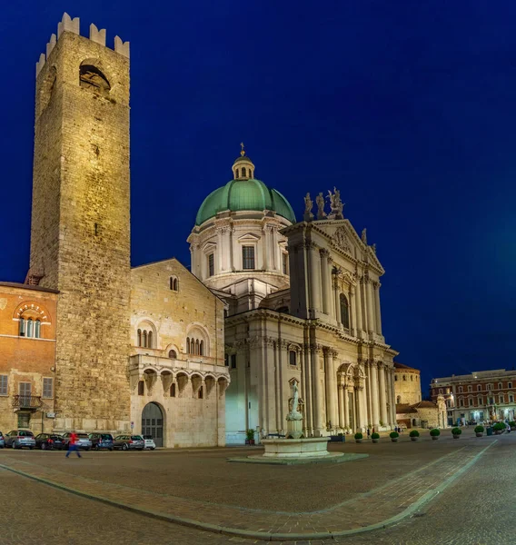 Palazzo Del Broletto Éjszakai Látképe Santa Maria Assunta Katedrális Mögött — Stock Fotó