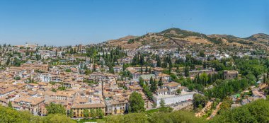 Alhambra Kalesi 'nden Granada' daki Albaicin Mahallesi 'nin havadan görünüşü, Spai