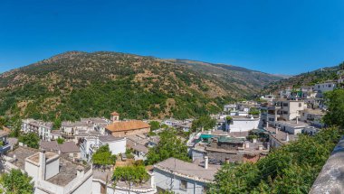 Spai 'deki Las Alpujarras beyaz köylerinden biri olan Pampaneira' nın havadan görünüşü