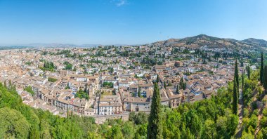 Alhambra Kalesi 'nden Granada' daki Albaicin Mahallesi 'nin havadan görünüşü, Spai