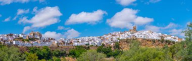 Arcos de la Frontera, Spai 'deki ünlü pueblos blancos' lardan biri.