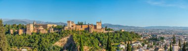 Güneşli bir günde Alhambra Panoraması, Granada, Spai