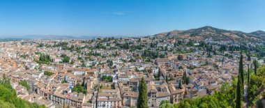 Alhambra Kalesi 'nden Granada' daki Albaicin Mahallesi 'nin havadan görünüşü, Spai