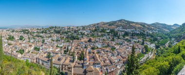 Alhambra Kalesi 'nden Granada' daki Albaicin Mahallesi 'nin havadan görünüşü, Spai