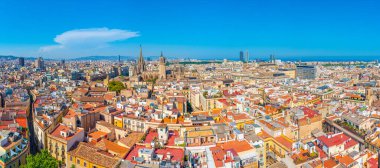 Eski kasaba Barselona 'nın havadan görünüşü. Katedral kulesi Spai.