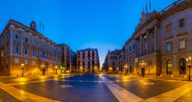 İspanya 'nın Barcelona kentindeki Palau de la generalitat ve Plaza Sant Jaume' un gündoğumu manzarası.