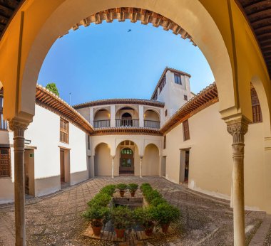 Granada, Spai 'deki Alhambra Sarayı' nın içindeki Patio del cuarto dorado.
