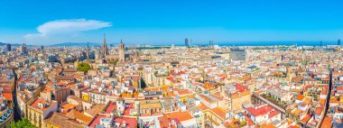 Eski kasaba Barselona 'nın havadan görünüşü. Katedral kulesi Spai.