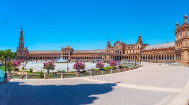 Güneşli bir günde Sevilla 'daki Plaza de Espana, Spai